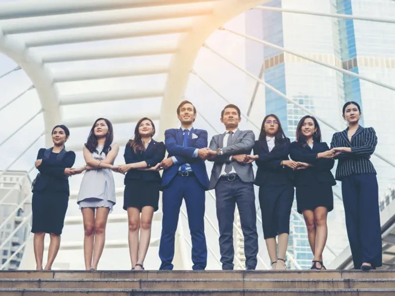 Người chơi đang cờ bạc có trách nhiệm với các giới hạn được thiết lập, tượng trưng cho việc kiểm soát và giải trí lành mạnh.